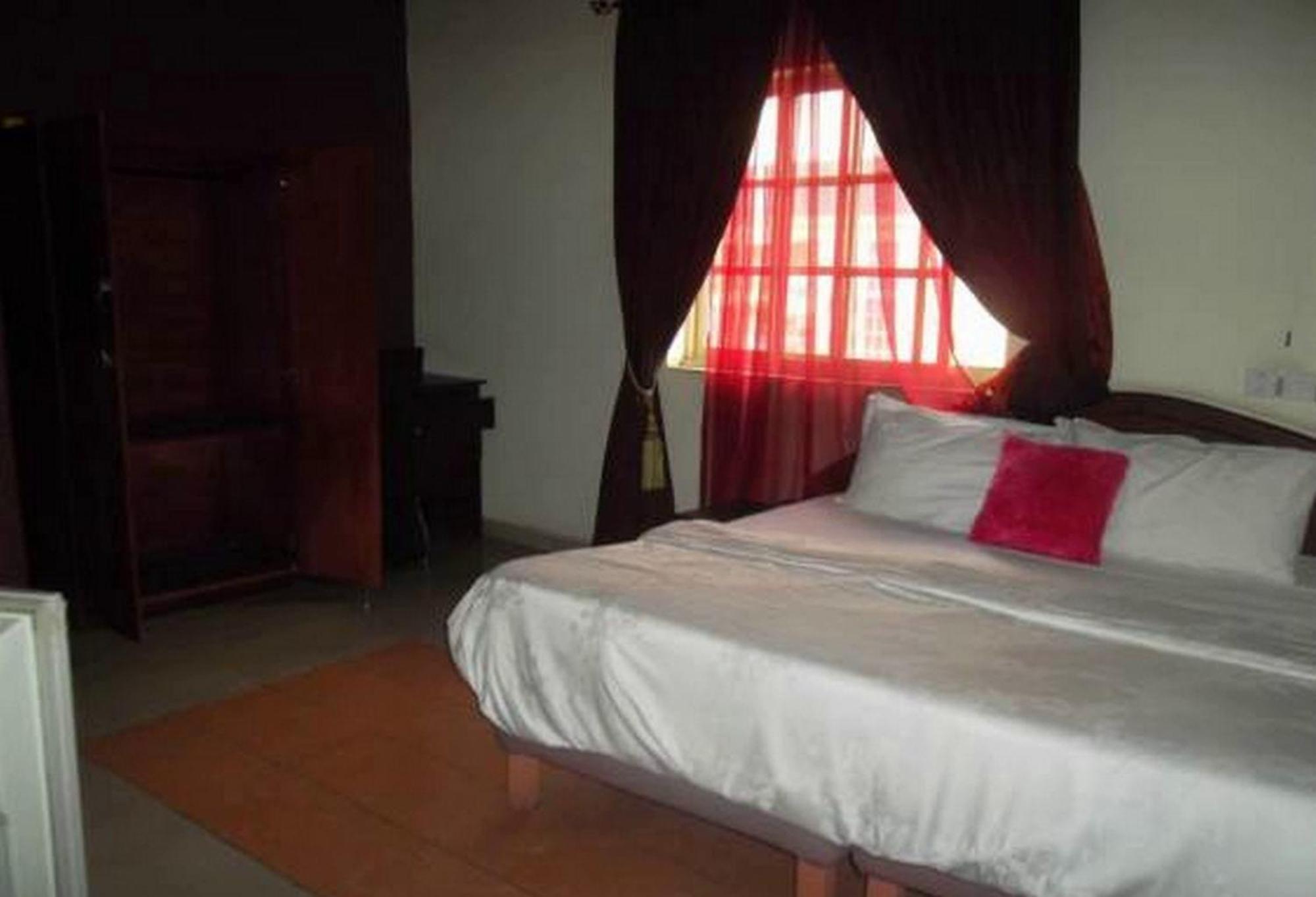 Room In Lodge - Clen-Phil Hotels And Suite Port Harcourt Zewnętrze zdjęcie