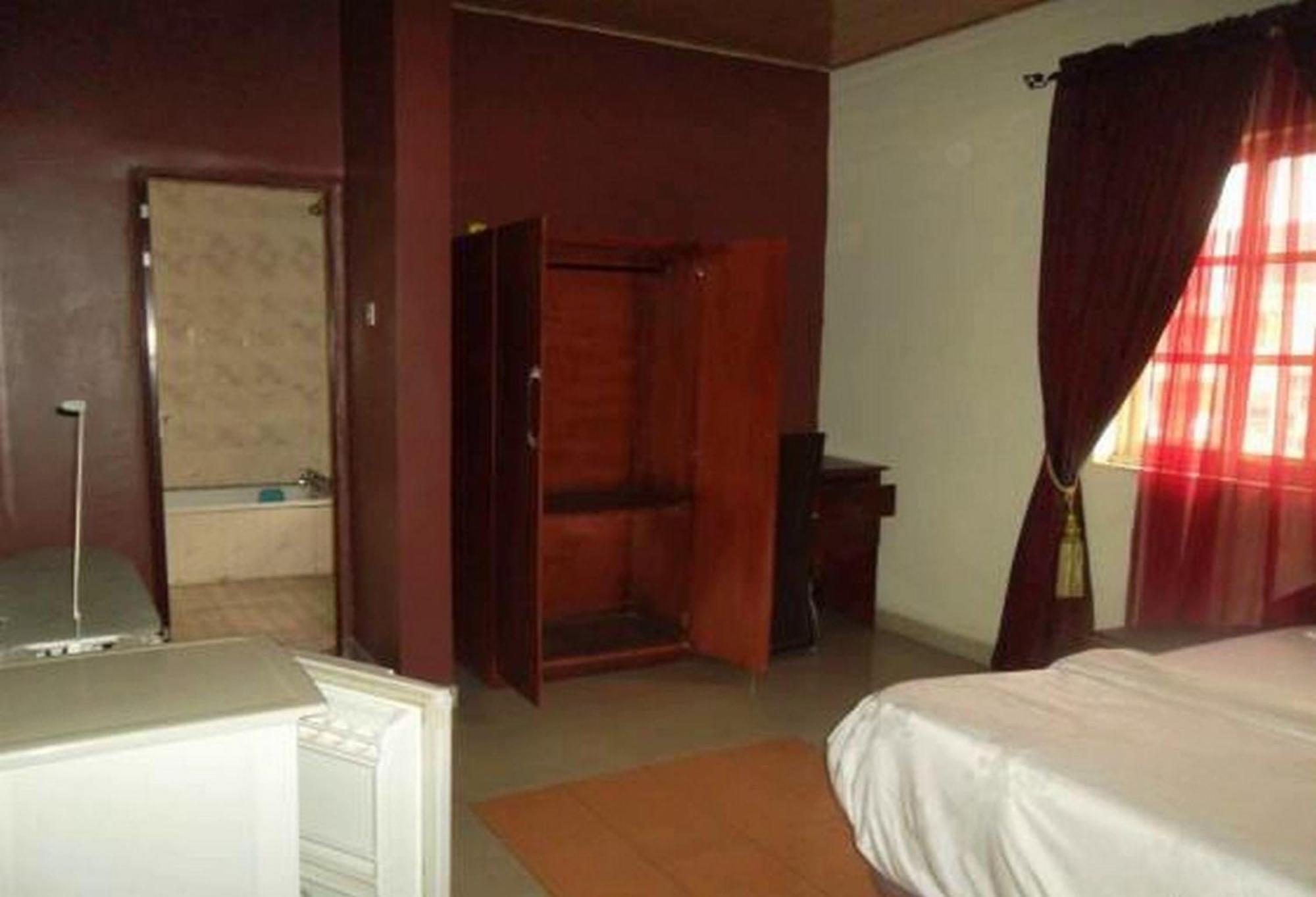 Room In Lodge - Clen-Phil Hotels And Suite Port Harcourt Zewnętrze zdjęcie