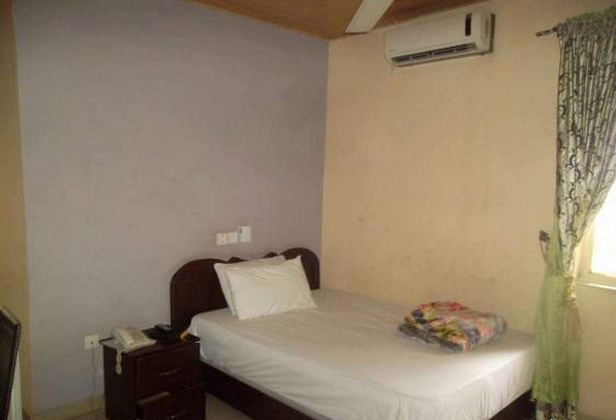 Room In Lodge - Clen-Phil Hotels And Suite Port Harcourt Zewnętrze zdjęcie